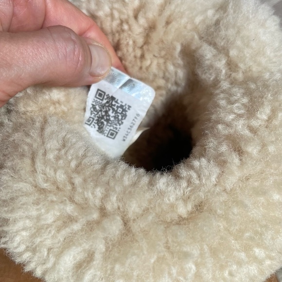 UGG Toddler Girl Boots, sheep skin - Picture 6 of 9